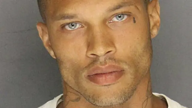 پولیس نے 30 سالہ جیریمی ميِكس کوگرفتار کر کے اُن کا یہ مگ شاٹ یا چہرے کی تصویر اپنے فیس بک صفحے پر شائع کی تھی