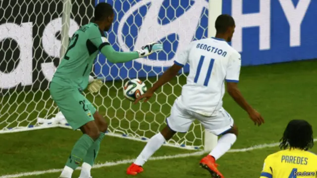 Wasit menganulir gol Bengston, karena gol itu lahir melalui tangannya.