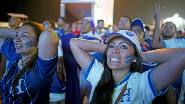La hinchada hondureña se preocupa al ir perdiendo 2-1.