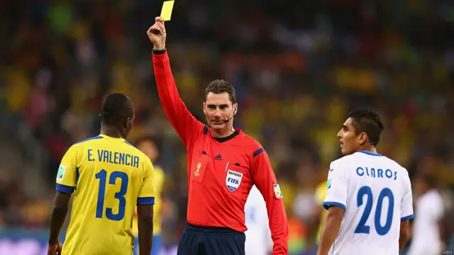 Después de meter dos goles, Enner Valencia cometió una falta que el árbitro Benjamin Williams no perdona.
