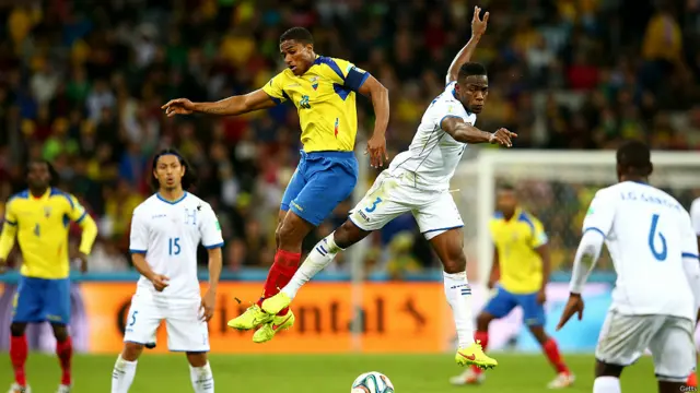 Antonio Valencia, el futbolista ecuatoriano más rápido del mundo, y el hondureño Maynor Figueroa en una jugada que parecía coreografiada.