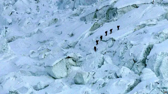 खुंबु आइसफ़ाल से होकर गुजरते पर्वतारोही