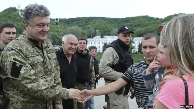 Ông Poroshenko đã đến gặp người dân ở thị trấn Sviatohirsk, phía bắc vùng Sloviansk