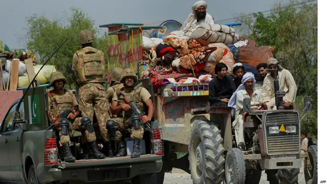 شمالی وزیرستان سے ملنے والی اطلاعات کے مطابق مقامی انتظامیہ کی جانب سے میرعلی اور میران شاہ کے علاقوں میں کرفیو میں نرمی کی گئی اور اس دوران سینکڑوں افراد نے خواتین اور بچوں کے ہمراہ علاقہ چھوڑ کر محفوظ مقامات کی طرف نقل مکانی کی۔