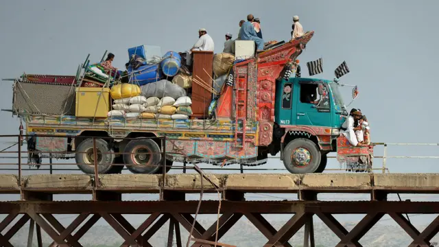 قدرتی آفات سے نمٹنے کے صوبائی ادارے پی ڈی ایم کے ڈائریکٹر جنرل طاہر اورکزئی نے کہا ہے کہ شمالی وزیرستان سے بے گھر ہونے والے افراد کو صوبے اور وفاق دونوں حکومتوں کی طرف سے نقد امداد دینے کے وعدے کیے گئے ہیں۔