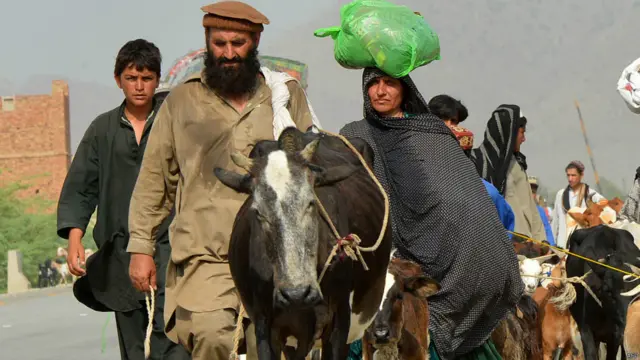 چند خاندانوں نے ایف آر بکاخیل کے علاقے میں قائم کیمپ میں بھی پناہ لی ہے جہاں متاثرین کےلیے تمام سہولیات فراہم کردی گئی ہیں۔
