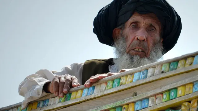 قوم فوج کے شانہ بشانہ کھڑی ہے اور قوم اس جنگ میں ہر مشکل کو عبور کرے گی۔ انھوں نے کہا کہ آپریشن کی وجہ سے متاثر ہونے والے افراد کو ہر ممکن امداد فراہم کی جائے گی جبکہ ان کے تحفظ کو بھی یقینی بنایاجائے گا۔