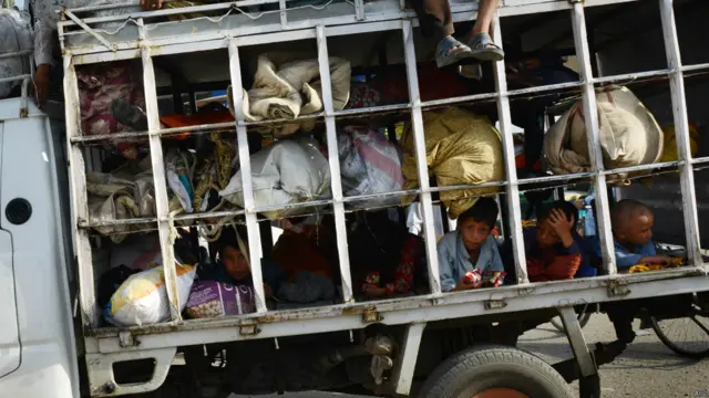 فوج کی جانب سے محاصرے میں لیے گئے علاقے سے فرار ہونے کی کوشش کرتے ہوئے 3 افراد کو گرفتار کیا گیا۔ مختلف چوکیوں سے 24 افراد کو بھی گرفتار کیا گیا۔