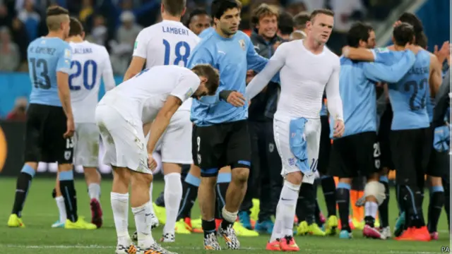 Cầu thủ Suarez của tuyển Uruguay 'an ủi' Rooney và Gerrad sau trận hôm 19/6