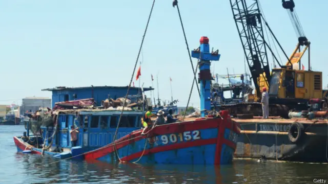 Một tàu cá Việt Nam bị tàu Trung Quốc đâm chìm hôm 26/5 được kéo về cảng Đà Nẵng