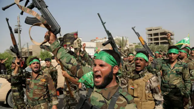 "سرايا السلام" المشكلة حديثا من المتطوعين الراغبين في قتال "داعش" تشارك في استعراض عسكري قرب مرقد الإمام علي بمدينة النجف.