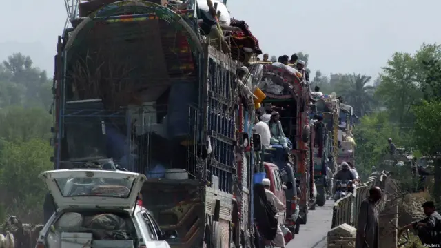 له شمالي وزيرستان نه زرګونه کورنۍ د افغانستان سویل ختيځ خوست ولايت ته کډه شوي، چې دغلته د ځايي خلکو له لوري ورسره د استوګنې او خوراکي توکو مرستې کېږي. 