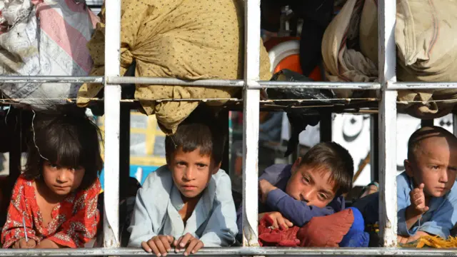 सबसे बुरी मार बच्चों पर पड़ती है. इस तरह के संकट न सिर्फ़ उनकी वर्तमान बल्कि भविष्य पर भी गंभीर असर डाल सकते हैं.