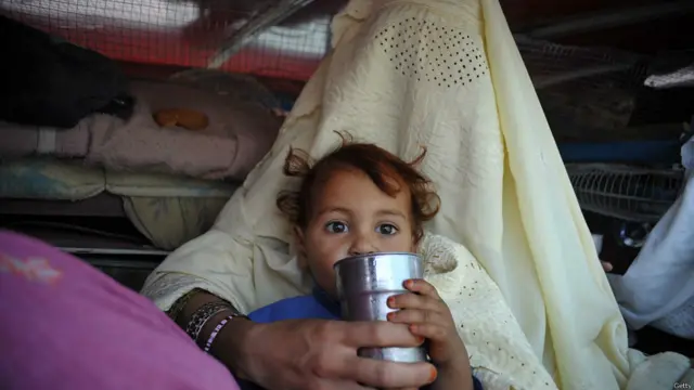 बेघर होने वाले लोगों में बड़ी संख्या महिलाओं और बच्चों की है जिन्हें गर्मी के इस मौसम में बीमारियों से बचाना और बुनियादी ज़रूरत की चीज़ें मुहैया कराना एक बड़ी चुनौती है.