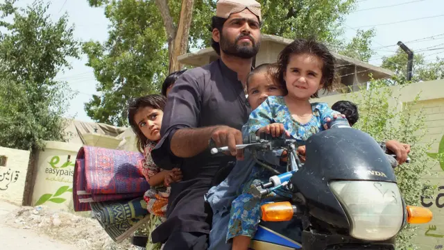 पाकिस्तान के उत्तरी वज़ीरिस्तान में चरमपंथियों के ख़िलाफ़ सेना का अभियान शुरू होने के साथ ही वहां से लोगों के जान बचाकर भागने का सिलसिला शुरू हो गया है.