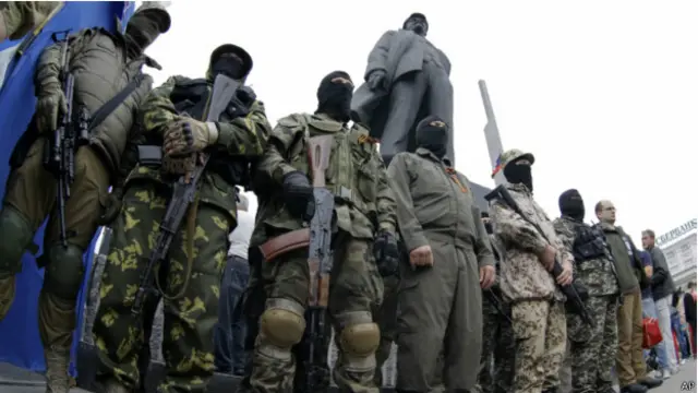 Lính của phe ly khai đứng gác ở Donetsk