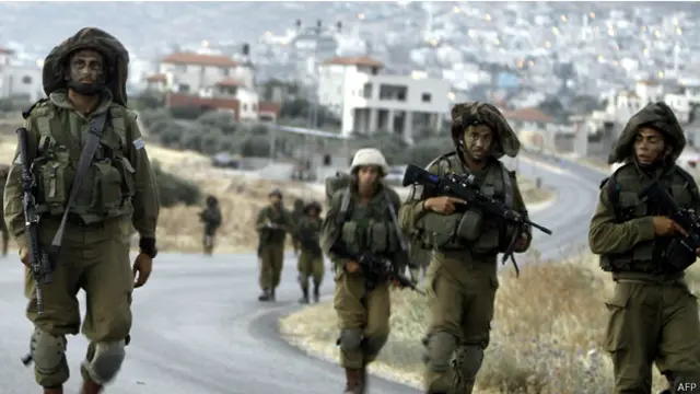 اعتقل الاسرائيليون 330 فلسطينيا على الاقل