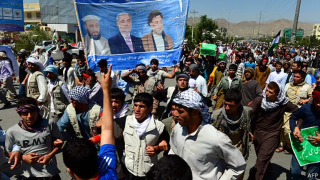 با برگزاری دور دوم انتخابات ریاست جمهوری طرفداران آقای عبدالله کمیسیون انتخابات این کشور را متهم به تقلب و طرفداری از نامزد دیگری کرده و چندین بار به راهپیمایی اعتراضی پرداخته است