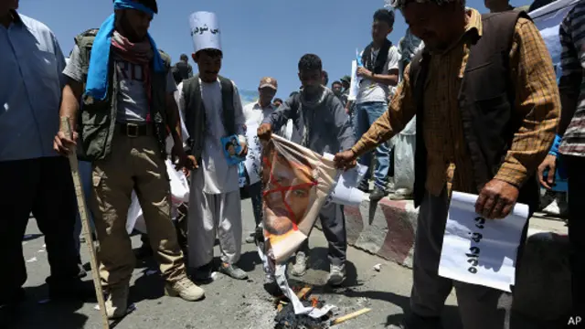 معترضان خشمگین عکس رئیس دبیرخانه کمیسیون انتخابات را آتش زدند