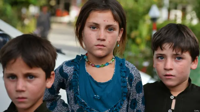 बेघर होने वाले सरकारी शिविरों में शरण लेने के बजाय अपने दोस्तों और रिश्तेदारों के घर रहने को ज़्यादा तरजीह देते हैं.