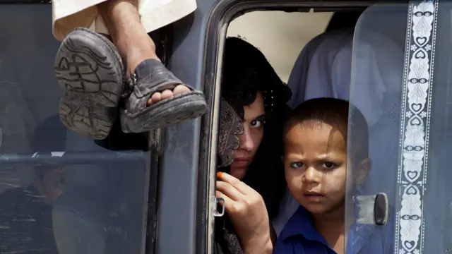 पाकिस्तान पिछले कई वर्षों से चरमपंथी हिंसा से गुज़र रहा है. तालिबान के साथ शांति वार्ता की सरकार की कोशिशें विफल रहीं.