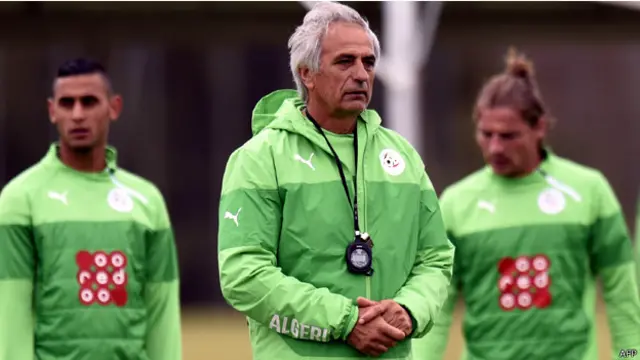 "حالة من الاستياء في صفوف اللاعبين" ازاء الخطة التي لعب بها المدير الفني للفريق البوسني الاصل وحيد خليلوزيتش