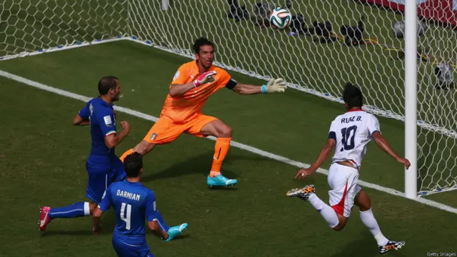 روئیز، بازیکن تیم فولام، تنها گل بازی را به ثمر رساند