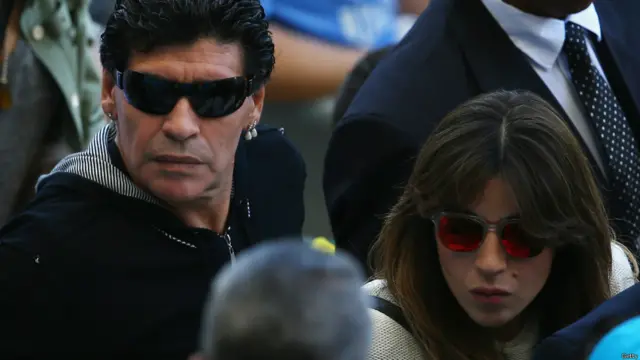 عظیم کھلاڑی ڈیاگو میراڈونا اپنی بیٹی کے ہمراہ تماشائیوں میں موجود تھے۔ میراڈونا پچھلی تین دہائیوں سے ہر ورلڈ کپ میں ارجنٹینا کے ساتھ رہے ہیں۔ کبھی کھلاڑی کے طور اور کبھی کوچ کے طور پر۔ اس بار تماشائی کے طور پر میدان میں موجود ہیں۔