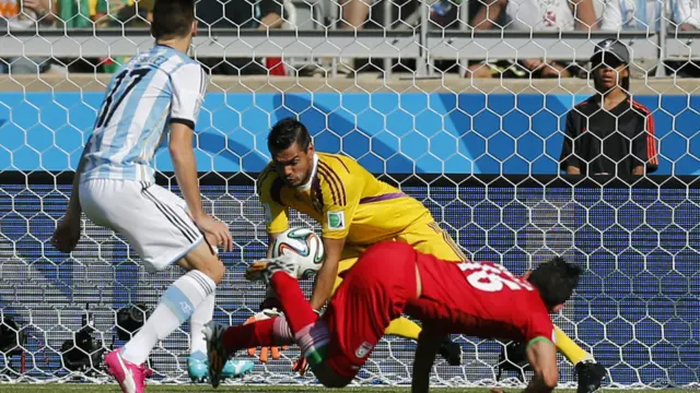 ایران نے دوسرے ہاف میں ارجنٹینا کے گول پر کئی حملے کیے ہیں لیکن کامیاب نہیں ہو سکے۔