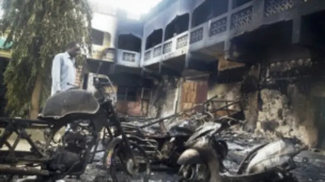 تېره یکشنبه په میپيکټوني ښار کې پر هوټلونو، رستورانټونو او د پولیسو پر پوستې بریدونه په داسې حال کې وشول چې خلکو پر تلویزیون د فوټبال سیالي ليدله.