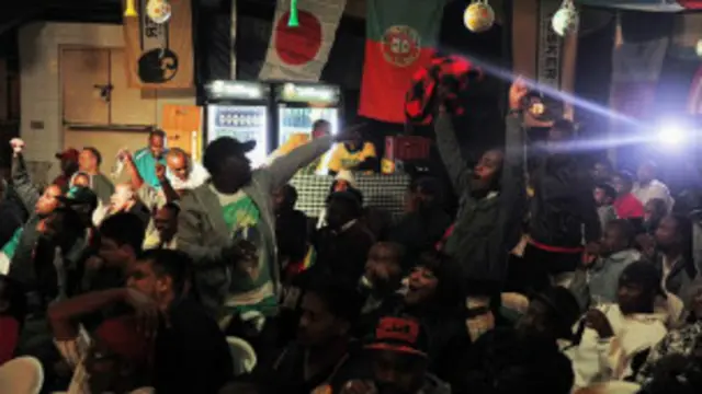 په نیروبي کې د بي بي سي خبریال وايي دا غوښتنه داسې مهال کېږي چې دغلته اکثره خلک په شرابخانو کې پر تلویزیونونو د فوټبال سیالۍ ګوري.