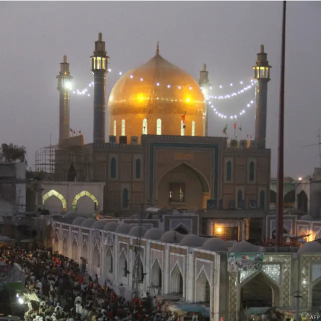 صوبہ سندھ کے شہر سیہون میں قلندر لعل شہباز کے عرس کے پہلے دو دنوں میں بدھ کی شام تک شدید گرمی کی وجہ سے 43 افراد ہلاک ہو گئے ہیں۔عرس میں شرکت کرنے کے لیے ملک بھر کے دور دراز علاقوں سے ہزاروں زائرین سیہون پہنچے ہیں۔ سیہون کراچی سے ڈھائی سو کلومیٹر کے فاصلے پر انڈس ہائی وے پر واقع ہے۔