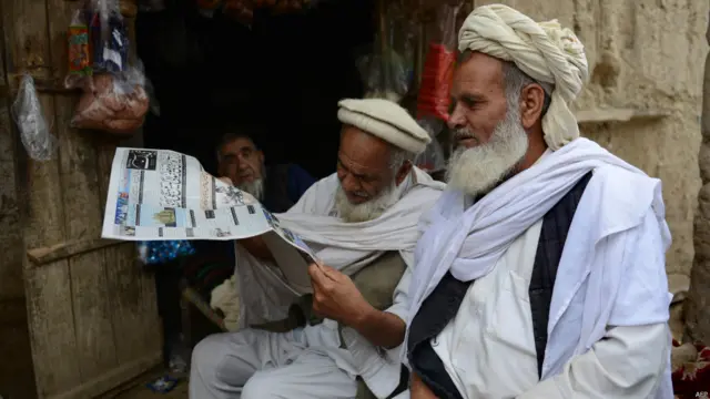 گذشتہ ہفتے دنیا بھر میں مہاجرین کا عالمی دنیا منایا گیا اور مہاجرین کے عالمی ادارے کے مطابق دنیا میں دوسری جنگ عظیم کے بعد مہاجرین کی تعداد سب سے زیادہ ہو گئی ہے۔ پاکستان میں جہاں اندرون ملک مختلف علاقوں میں شورش کی وجہ سے لوگوں کی ایک بڑی تعداد کی نقل مکانی کے مسئلے کا سامنا ہے وہیں اس نے کئی دہائیوں سے لاکھوں افغان مہاجرین کو پناہ دے رکھی ہے اور مہاجرین کے عالمی ادارے کے مطابق پاکستان دنیا میں مہاجرین کا سب سے بڑا میزبان ہے۔