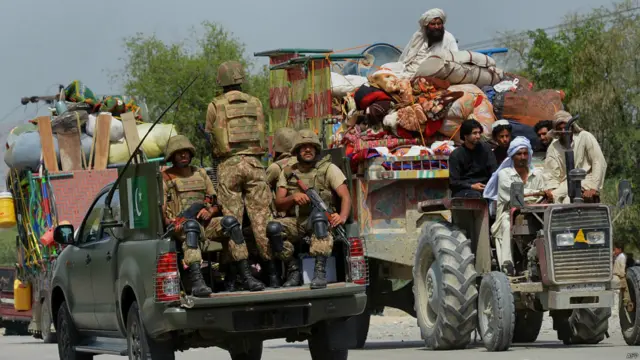 پاکستان کے قبائلی علاقے شمالی وزیرستان میں فوجی کارروائی جاری ہے۔ فوج نے علاقے سے عام شہریوں کو نکلنے کے لیے تین دن کی مہلت دی تھی اور اس سے فائدہ اٹھاتے ہوئے ہزاروں لوگوں نے محفوظ علاقوں کی جانب نقل مکانی کی ہے۔ 