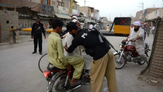 شمالی وزیرستان میں فوجی کارروائی کے آغاز کے بعد سے ملک بھر میں سکیورٹی کے سخت انتظامات ہیں۔ غیر قانونی تنظیم تحریک طالبان نے آپریشن کے درعمل میں جوابی کارروائیاں کرنے کا اعلان کر رکھا ہے۔ شدت پسندی سے متاثرہ شہر پشاور میں خصوصی اقدامات دیکھنے میں آئے ہیں۔