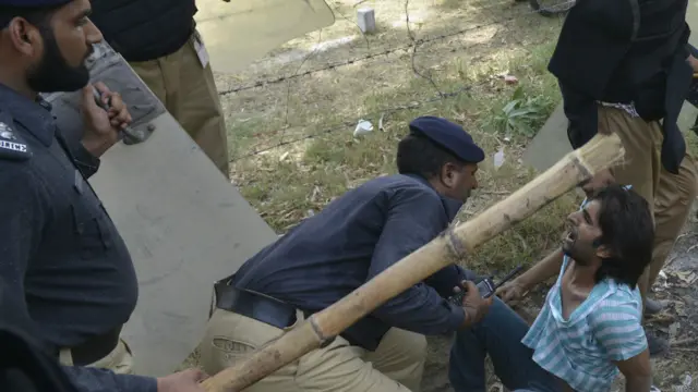 پاکستان کے صوبہ پنجاب کے دارالحکومت لاہور کے علاقے ماڈل ٹاؤن میں منہاج القرآن کے سیکریٹیریٹ کے قریب پولیس اور پاکستان عوامی تحریک کے کارکنوں کے درمیان تصادم میں کم از کم آٹھ افراد ہلاک اور 97 کے قریب زخمی ہوگئے۔صوبہ پنجاب کے وزیراعلیٰ کے کہنے پر صوبائی وزیرِ قانون رانا ثنا اللہ اپنے عہدے سے مستعفی ہو گئے ہیں۔