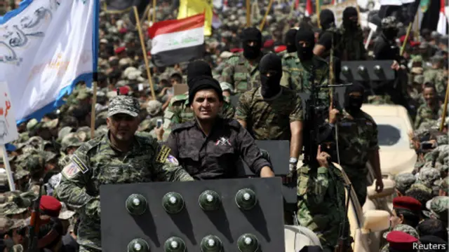 Desfile militar de chiitas en Irak