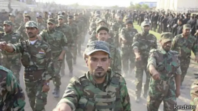 Desfile militar de chiitas en Irak