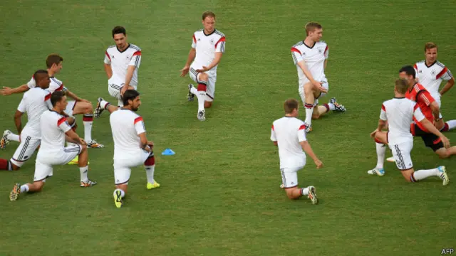 अभ्यास करते जर्मनी की टीम के खिलाड़ी