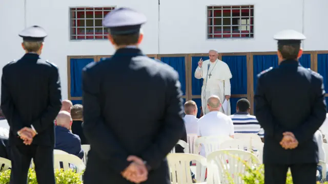 Papa visita prisoneiros em prisão na Calábria | Crédito: AP