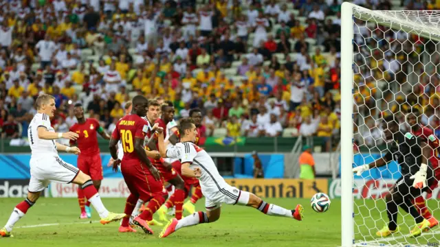 جرمنی کے کلاؤز نے میچ کے 71ویں منٹ میں دوسرا گول کر کے میچ کو ایک بار پھر برابر کر دیا۔ چھتیس سالہ کلاؤز نے برازیل کے سابق سٹرائیکر رونالڈو کا ورلڈ کپ میں سب سے زیادہ گول 15 کرنے کا ریکارڈ برابر کر دیا ہے۔