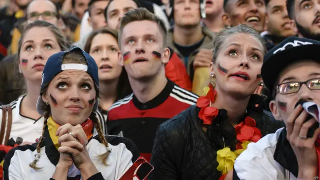 امید کی جا رہی تھی کہ جرمنی باآسانی گھانا کو ہرا دے گا لیکن ایسا نہ ہو سکا۔ جرمنی کے شہر برلن میں جرمن شائقین میچ مایوس نظر آ رہے ہیں۔ 