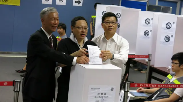 朱耀明、戴耀廷與陳健民在香港理工大學票站合影（BBC中文網圖片22/6/2014）