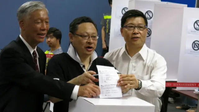 「和平佔中」行動的發起人參加「佔中」普選方案公投。