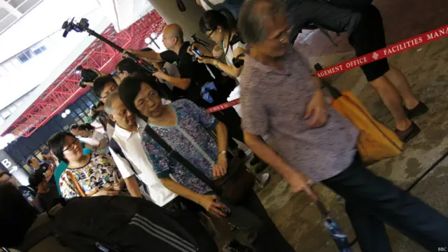 市民魚貫進入香港理工大學「佔領中環」民間投票票站（BBC中文網圖片22/6/2014）