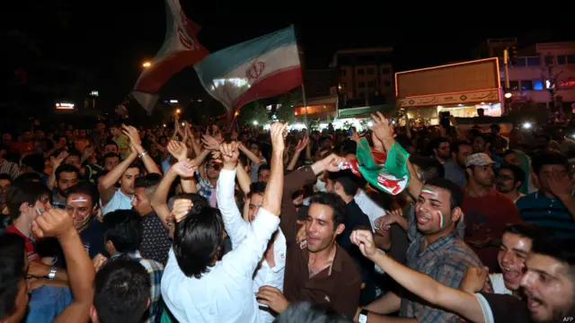 پہلے ہاف کے اختتام پر فٹبال ماہر فیبیو کا کہنا تھا: ’میں بطور کھلاڑی اس بات کو جانتا ہوں کہ جب دوسری ٹیم کےگیارہ کے گیارہ کھلاڑی ہی دفاع پر اتر آئیں تو لیونل میسی جیسے کھلاڑیوں کے لیے بھی گول کرنا مشکل ہو جاتا ہے۔‘