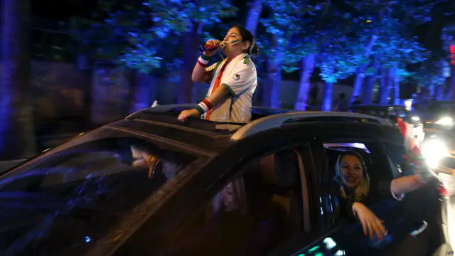 ایران کے دارالحکومت تہران میں لوگوں نے ایرانی فٹبال ٹیم کی ارجنٹینا کے خلاف عمدہ کارکردگی کا جشن منایا۔