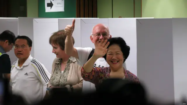 陳方安生抵達銅鑼灣教協票站參與「佔領中環」投票（BBC中文網圖片22/6/2014）