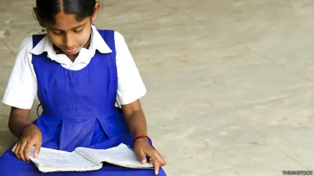 तमिल स्कूल में पढ़ती बच्ची