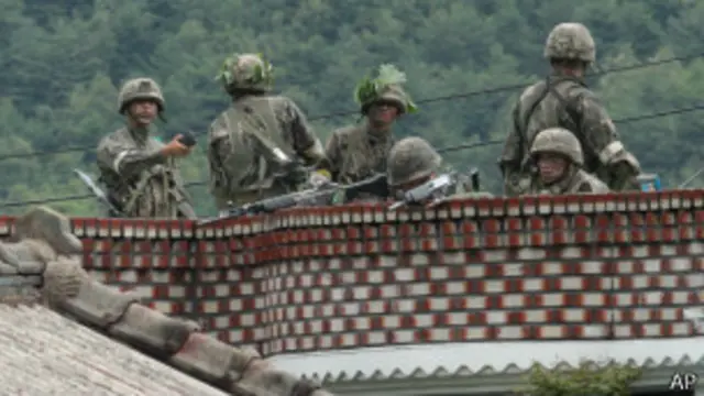 اطلاعات کے مطابق فوجی کو ہتھیار ڈالنے پر قائل کرنے کی کوششیں کی جا رہی ہیں